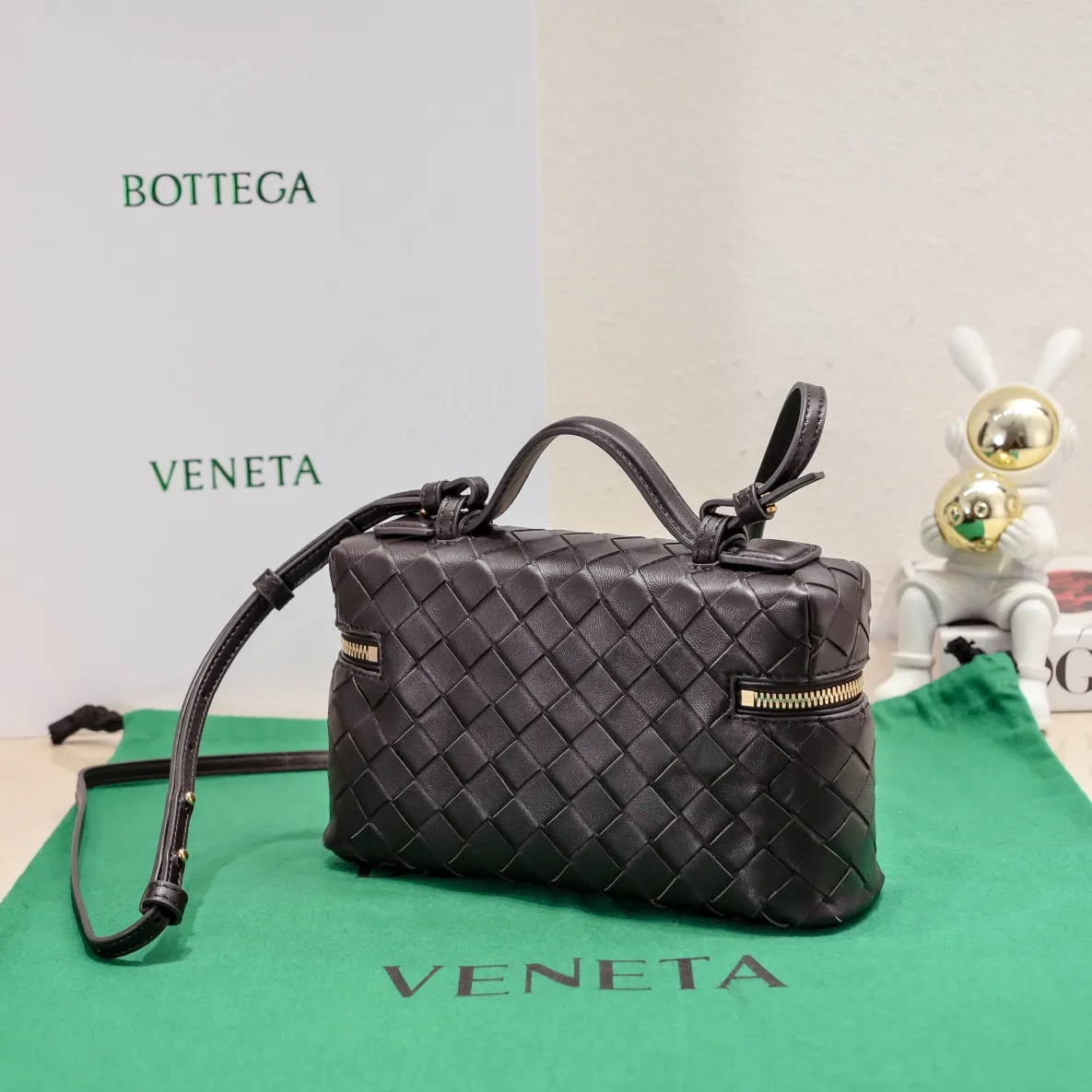 Batch 1360 Bottega Veneta 24 spring and summer woven zipper crossbody bag. A crossbody bag that can be used as a cosmetic bag. The exquisite weaving and compact body are an indispensable accessory for the upcoming summer. The double zipper also better protects the bag. It has a large capacity. If you like it, don’t miss it. Style number: 9109 Size: 22*12.5*5cm